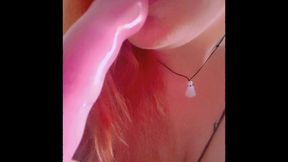 je me gode jusqu a l orgasme avec mon petit jouet, le tout avec mon plug bien ...