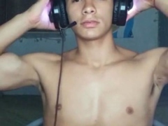 Gamer jerks off and gets his