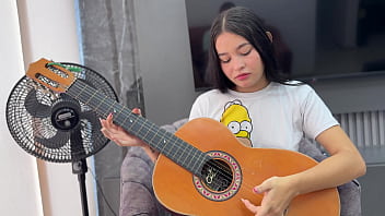 Ayudo a mi peque&ntilde_a hermanastra con sus clases de m&uacute_sica y termino follandola duro hasta venirme.