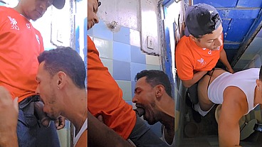 HETERO MIJANDO NO BANHEIRO , GAY VIU JA DEU SEU RABO E TOMOU LEITE
