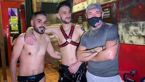 bareback party dans un club de madrid avec des beaux mecs en tenue fetish