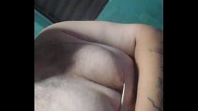 Gordinho exibindo o peito