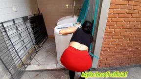 empregada gostosa kah fox da para o patrao na lavanderia e depois eles vao para o quarto e ela da o cu bem gostoso para ele