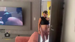 Ayudo a mi vecina embarazada a cambio de una rica follada y venida adentro de su co�o.