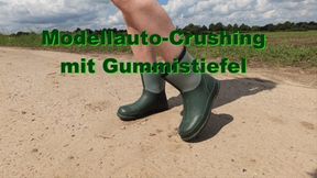 Crushing model cars with rubber boots - Modellautos mit Gummistiefeln zertreten