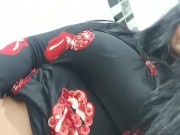 Escondida en  baño  publico