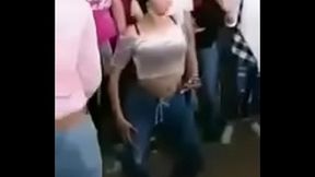 Colegiala bailando duro