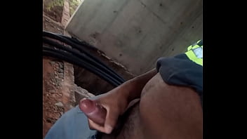 Batendo uma escondido na obra enquanto os colegas Trabalham