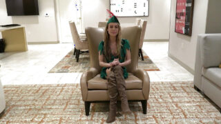 Summer Vixen tem seu cu recheado com um plug anal antes de uma quente ejaculação anal