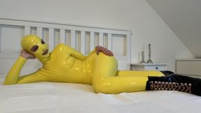 Lilou gets fucked in yellow latex