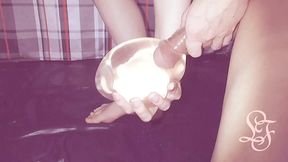 peeing 900 ml into a condom and playing with the balloon