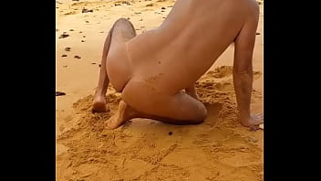 Ladysilva pelada na praia exibindo sua bunda gostosa de marquinha