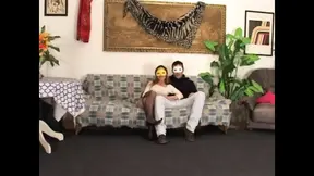 Een gemaskerde MILF met een perfect lichaam wordt hard geneukt door een enorme amateur pik.