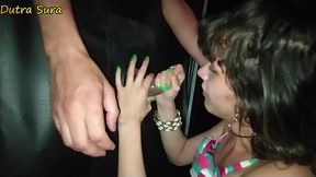 Achei um pau gostoso no buraco da cabine e pedi para ele entrar para me comer.