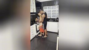 twink branquinho levando rola do dotado na cozinha - white twink taking cock from the gifted in the kitchen