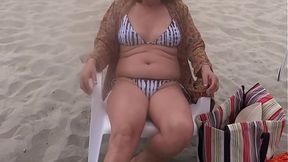 Seeing big cocks on the beach, I can't resist and I masturbate  I need to fuck