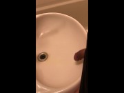 洗面台でオシッコしちゃう小さいちんちん