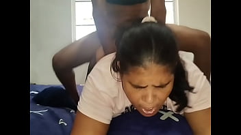 Latina gordita es follada duro mientras esta sola en la casa, grita de tanto placer y termina con semen en toda su cara