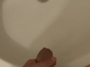 Ragazzo sborra nel bagno della casa in vacanza