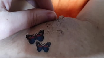 MINHA IRM&Atilde_ NOVINHA TATUOU A BUCETA , ABRIU AS PERNAS SEM CALCINHA PARA ME MOSTRAR !!! FIQUEI COM VONTADE DE CHUPAR A BUCETA DA MINHA IRMA QUE &Eacute_ NOVINHA ... FIZ ERRADO ? VEJA A BUCETA TATUADA DA MINHA IRM&Atilde_