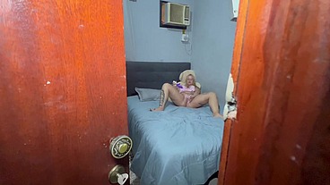 Espiando a minha enteada gostosa depois do banho passando creme no corpo, e se masturbando... Eu necessito meter o pau nessa safada