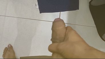 Corno se masturbando