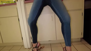 MILF Luna Dawn wetting her tight jeans omorashi