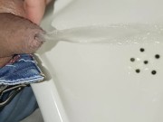 pissing desesperado en baño publico,masturbacion, casi me pillan primer plano