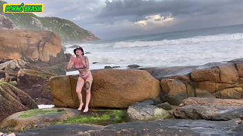 Sexo em p&uacute_blico , casal trepa em praia daquele jeito