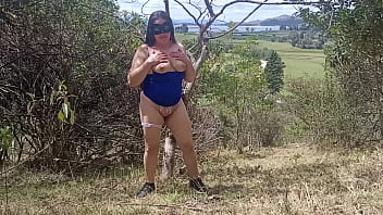 Mira Su Enorme Concha Hermosa Madrastra Latina Se Masturba Para Su Hijastro En el Bosque