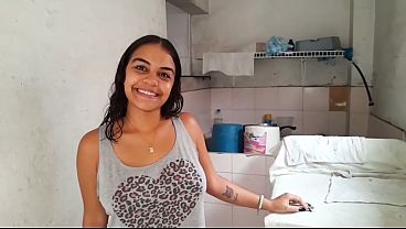 Inocente hermanastra latina se deja convencer por su pervertido hermanastro para que le chupe la verga y despues ser follada por su joven co&ntilde_o - porno en espanol