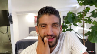 Zelfgemaakte POV-video van amateur homo's met grote penissen die oraal bevredigen en anaal penetreren.