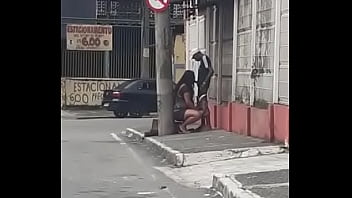 Pedro tora botou a mona pra mamar na esquina