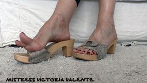 Beige gold wooden slippers, sexy feet with red toenails, Lady Victoria Valente