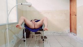 aqui vamos de nuevo!! el doctor examina a la paciente y se da cuenta que no es virgen, la masturba lento en su examen de ginecologia