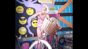 Se exibindo de cabelo rosa