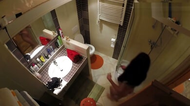 Kira Queen caught nude in the bathroom during a behind-the-scenes moment