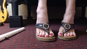 Red Nails Black Elegant Guess Flipflops