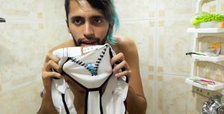 Peeing all over myself and cumming hands free