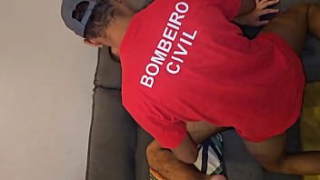 ELETRICISTA FOI ARRUMAR O CHUVEIRO E ACABOU TOMANDO BANHO COM CLIENTE