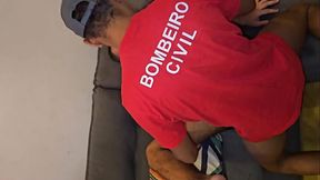 ELETRICISTA FOI ARRUMAR O CHUVEIRO E ACABOU TOMANDO BANHO COM CLIENTE