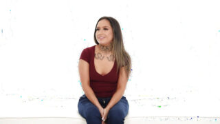 Mira cómo esta belleza recibe una buena follada en su apretado culo en primera persona.