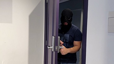 YURI GAÚCHO - ARROMBANDO O ARROMBADOR - SEXO GAY COM PUTO RABUDO MASCARADO