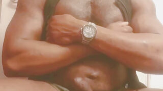 Những ông bố trung niên nghiệp dư tự quay phim với dương vật to đang quan hệ tình dục đồng giới với nhau.