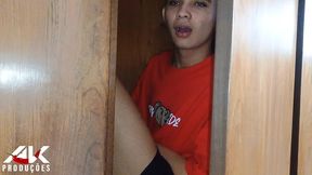 enteado se esconde no armario para espiar sua madrasta gostosa