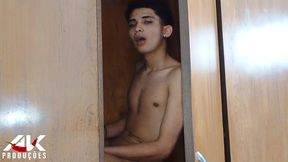 enteado se esconde no armario para espiar sua madrasta gostosa