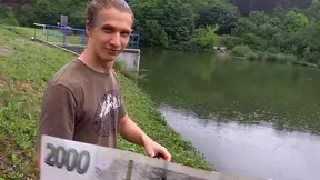 Amateur dude goes outdoors and he wants a facial
