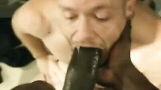 La énorme bite d’Ashley Ryder se fait sucer avant de défoncer le cul