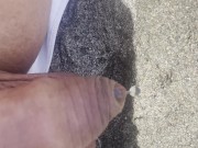 pisser sur la plage chaude