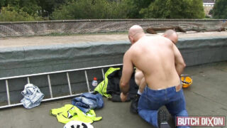 Die haarigen Bären Carlo Cox und Ray Stone in Uniformen tauschen im Freien Blowjobs und Analverkehr aus.